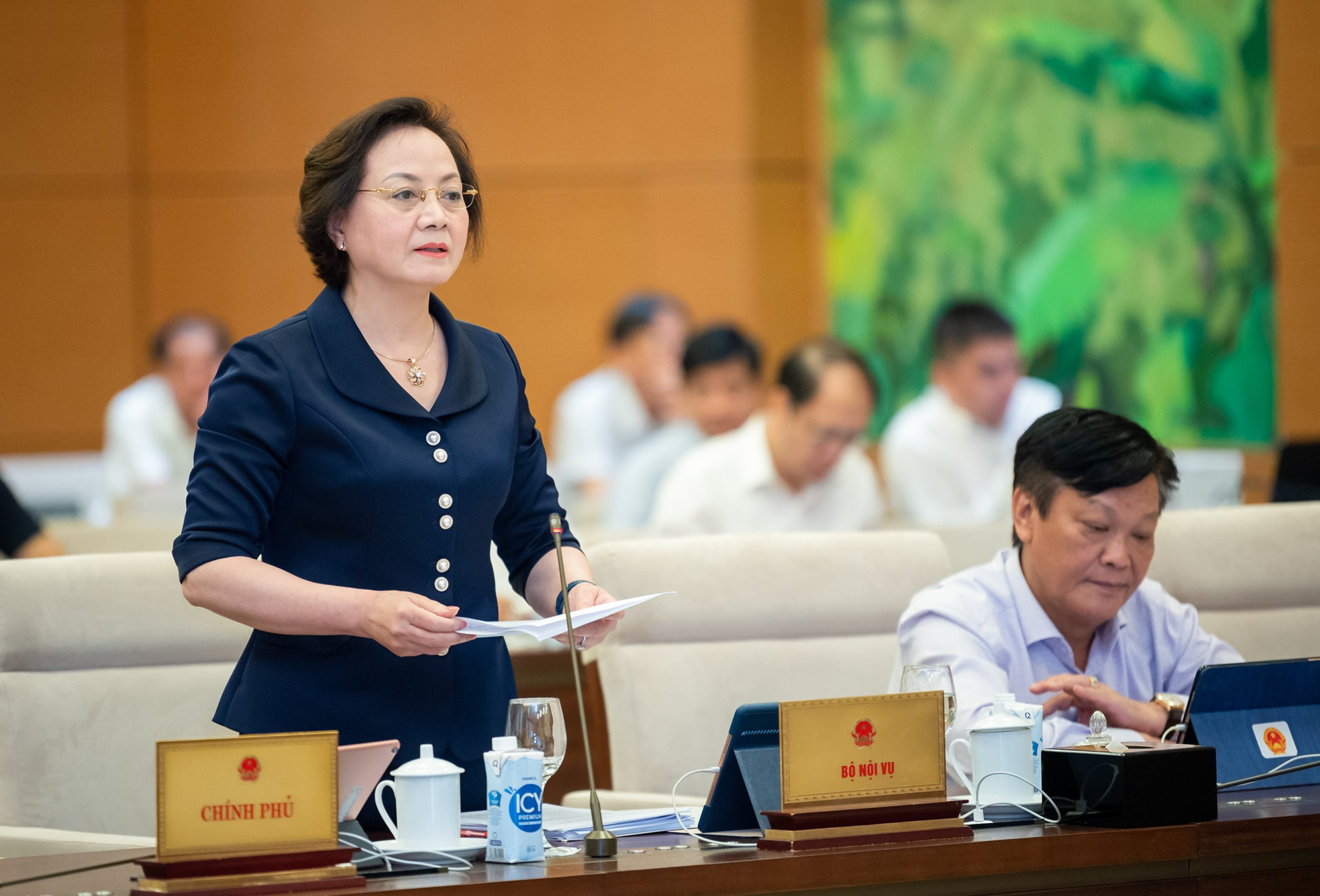 Bộ trưởng Bộ Nội vụ Phạm Thị Thanh Trà trình bày Tờ trình tóm tắt về dự án Luật Lưu trữ (sửa đổi) tại Phiên họp