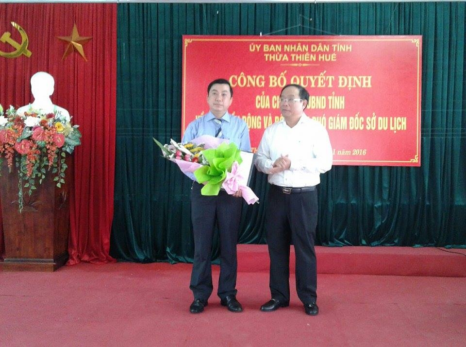 Đồng chí Nguyễn Văn Cao, Phó Bí thư Tỉnh ủy, Chủ tịch UBND tỉnh trao Quyết định và tặng hoa chúc mừng đồng chí Nguyễn Văn Phúc